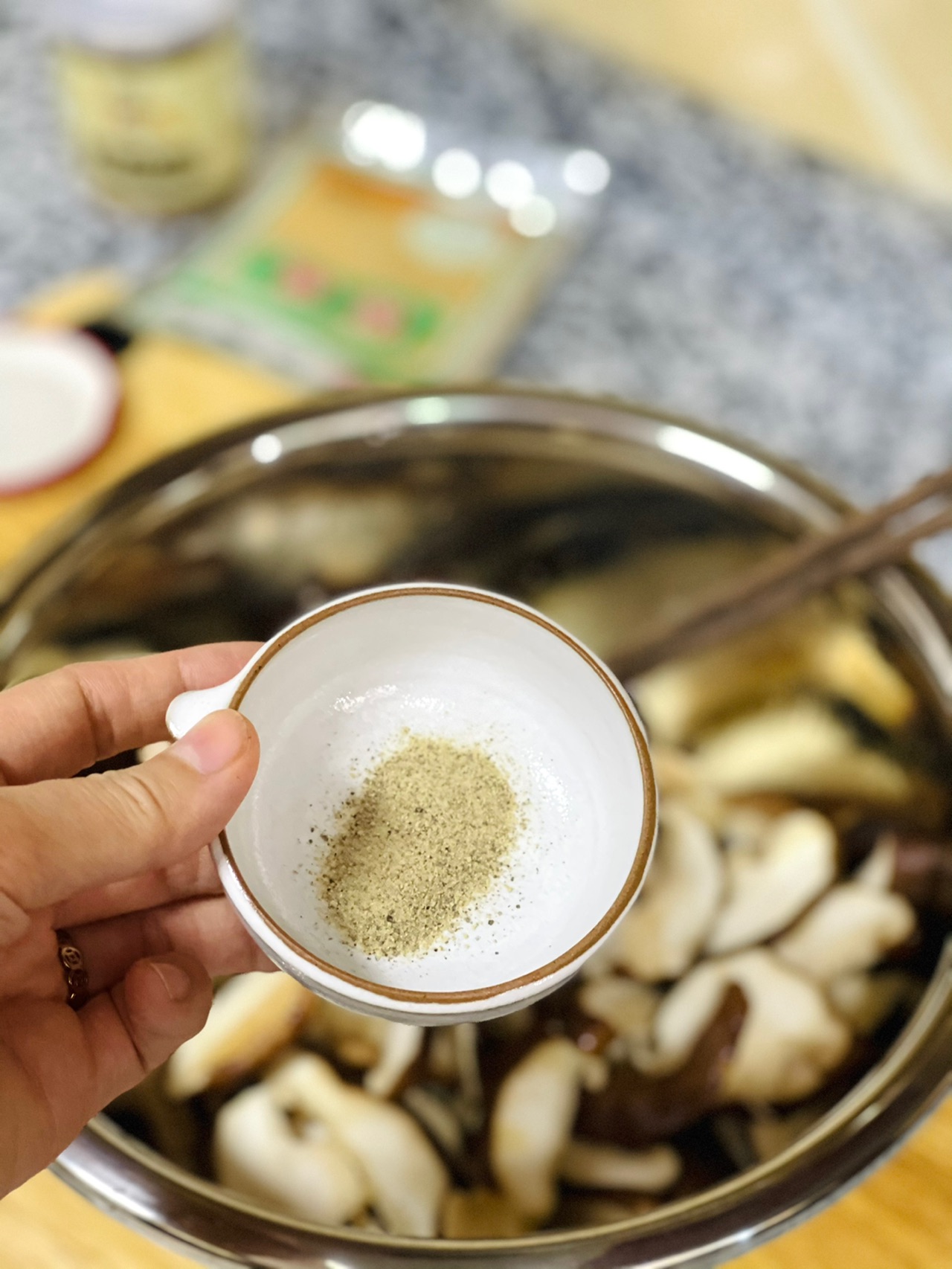 下午茶组合｜好吃的小零食烤孜然辣香菇+煮奶茶