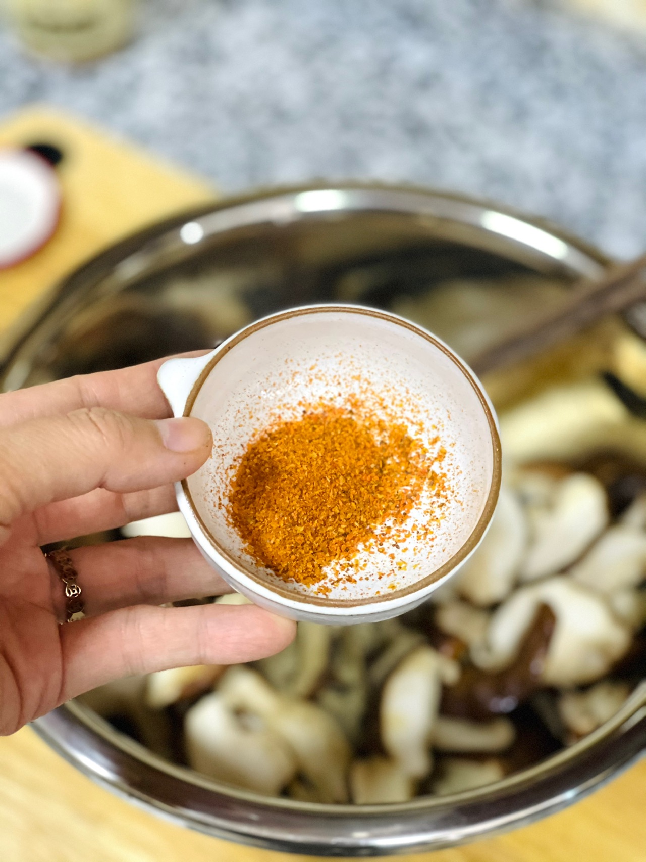 下午茶组合｜好吃的小零食烤孜然辣香菇+煮奶茶