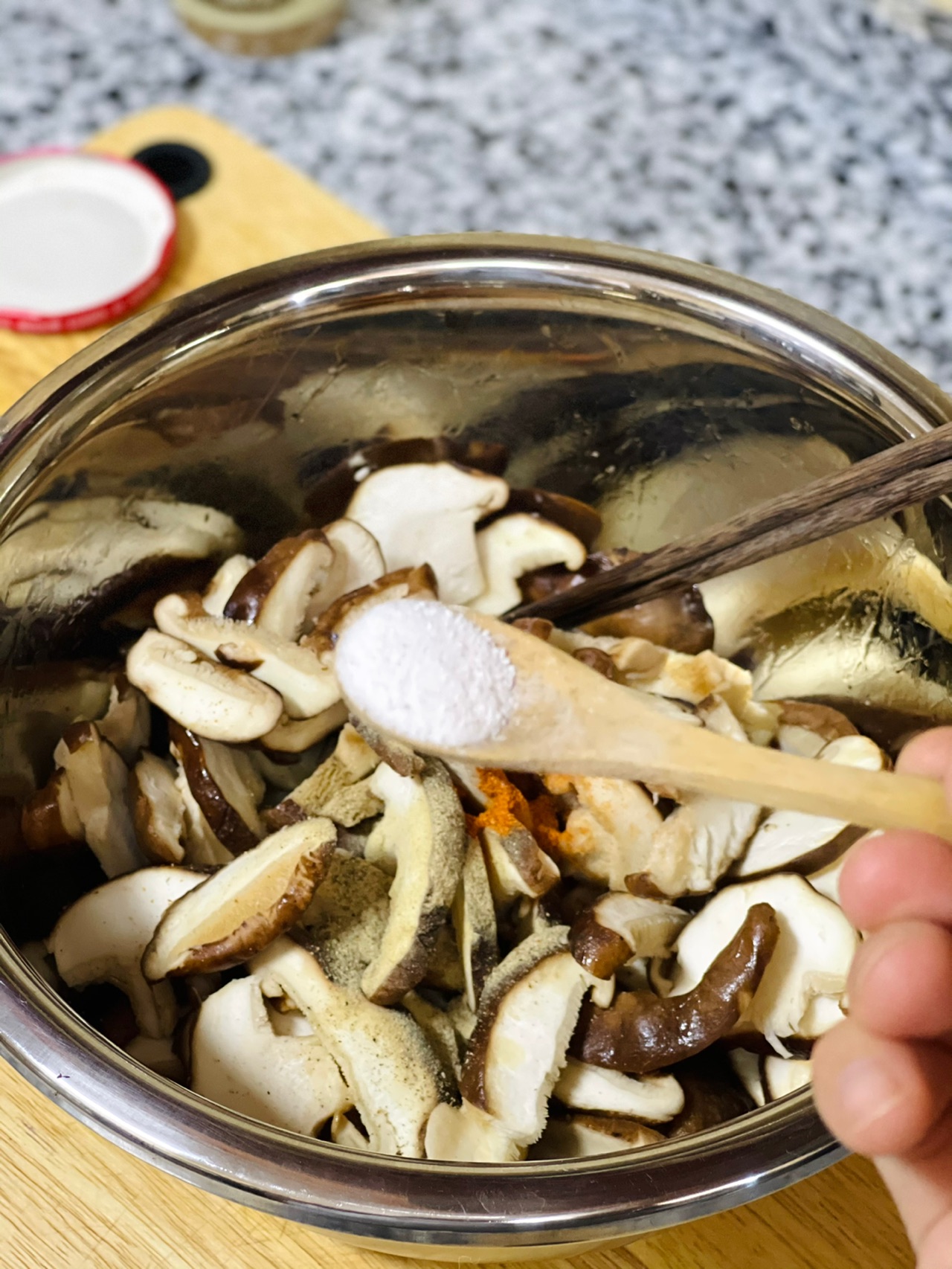 下午茶组合｜好吃的小零食烤孜然辣香菇+煮奶茶