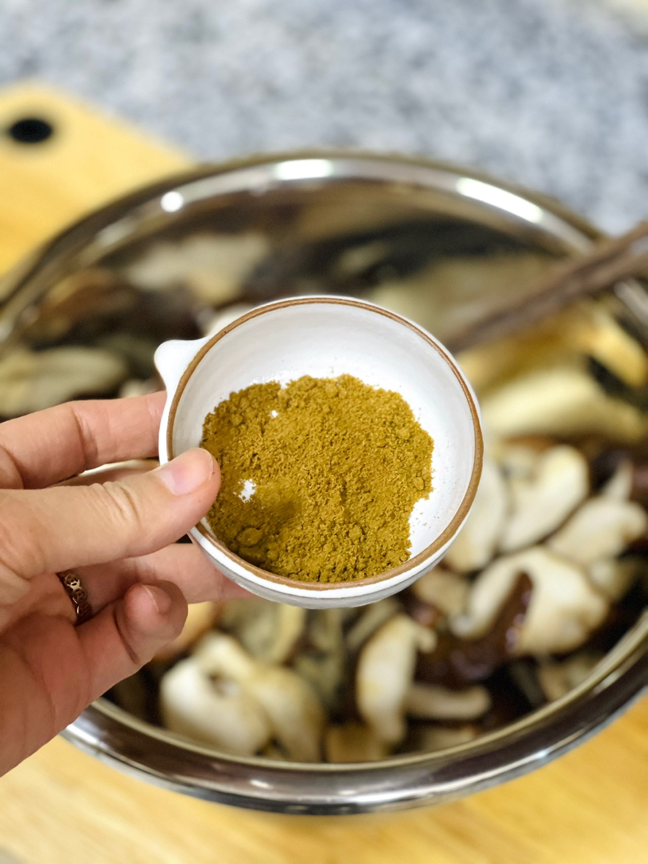 下午茶组合｜好吃的小零食烤孜然辣香菇+煮奶茶