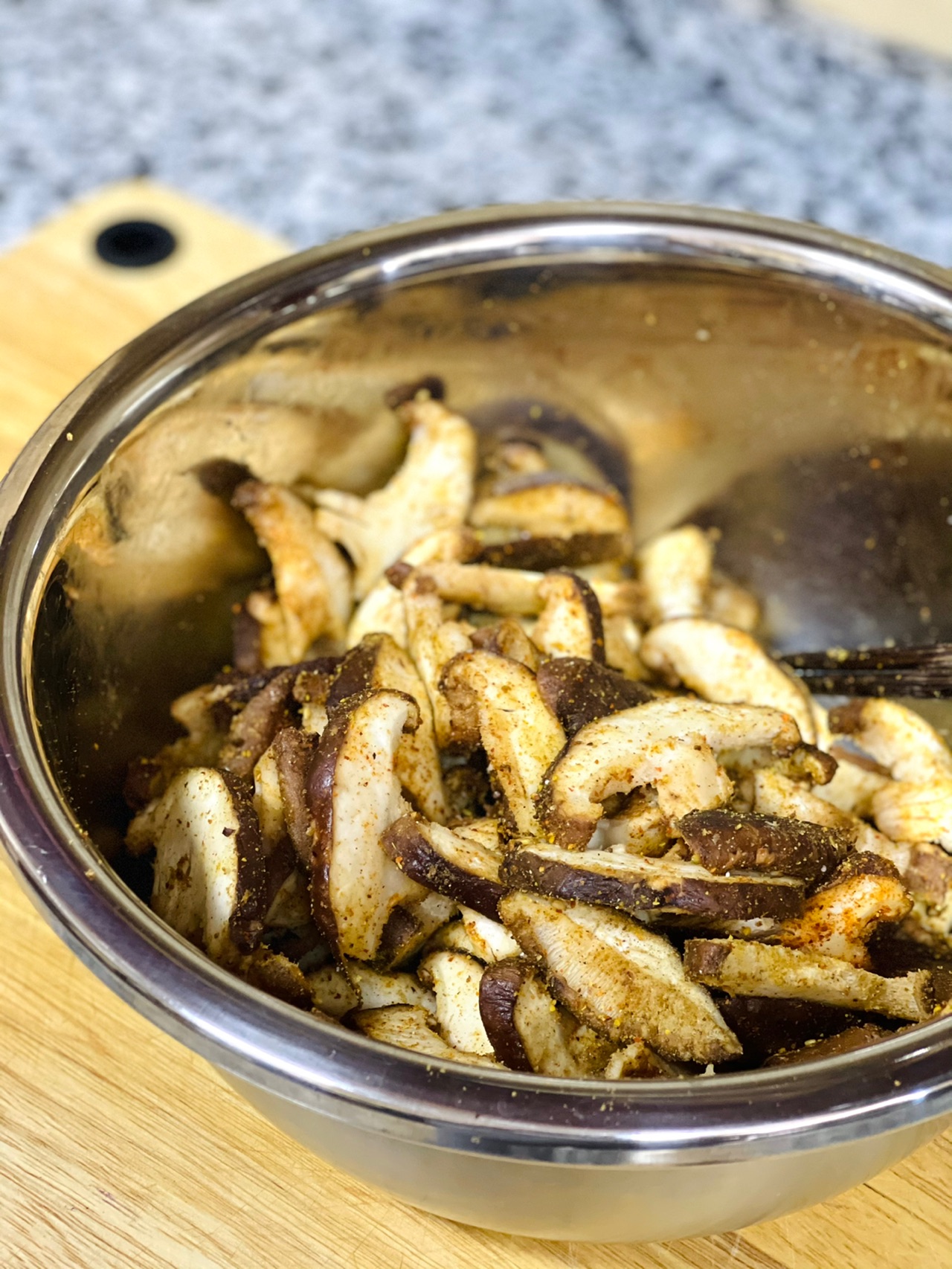 下午茶组合｜好吃的小零食烤孜然辣香菇+煮奶茶