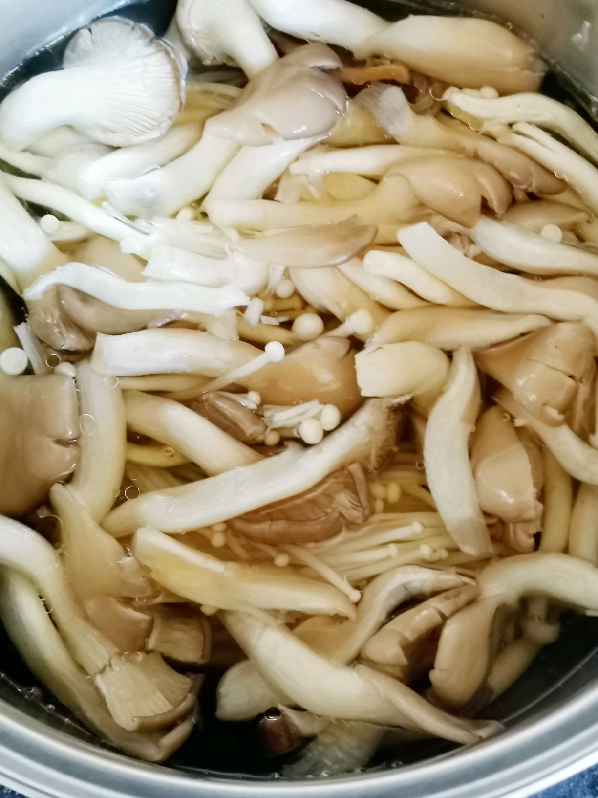 鲜掉眉毛的蚝油炒杂菇