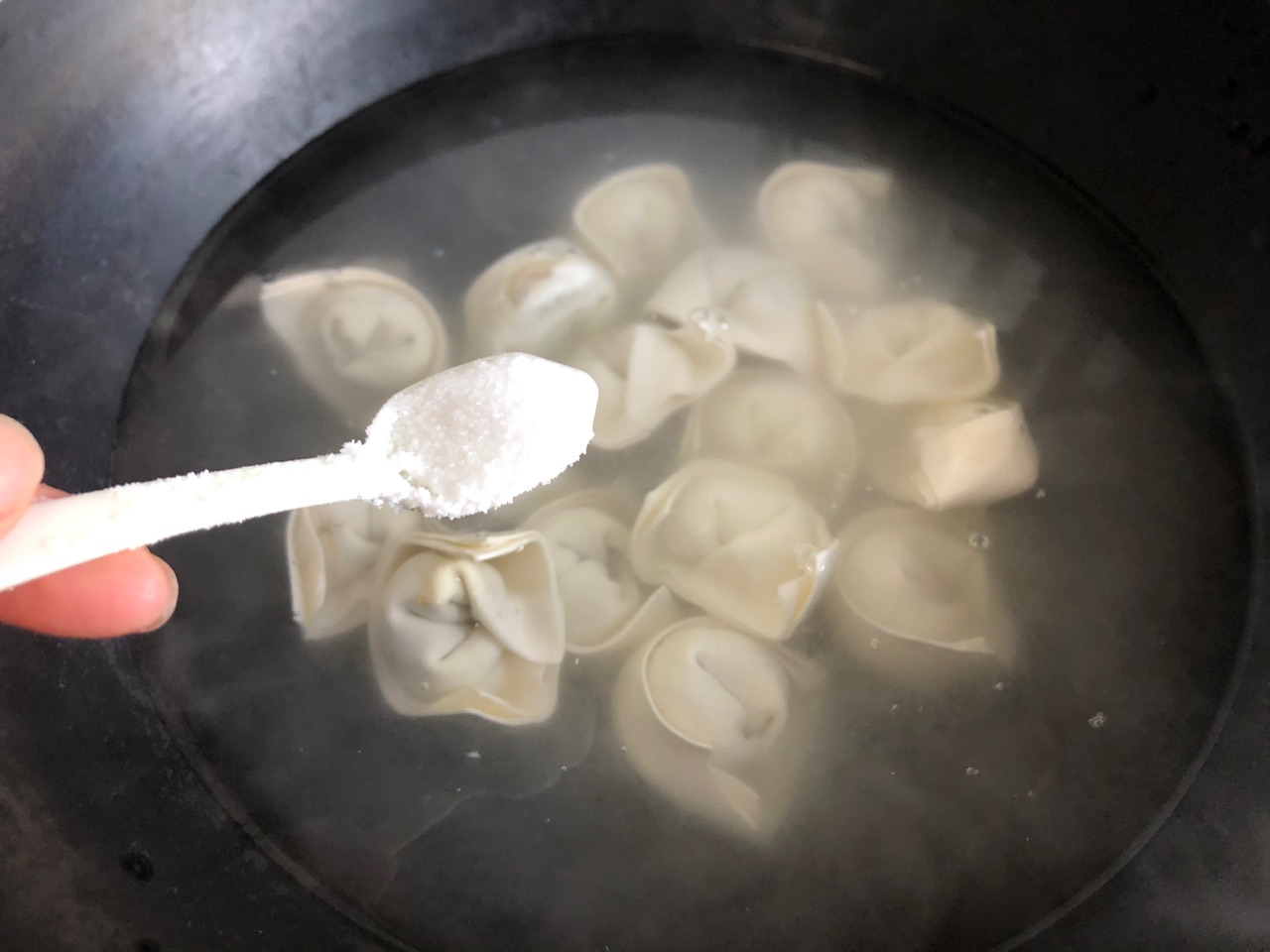 鲜掉眉毛的鸡汤汁馄饨