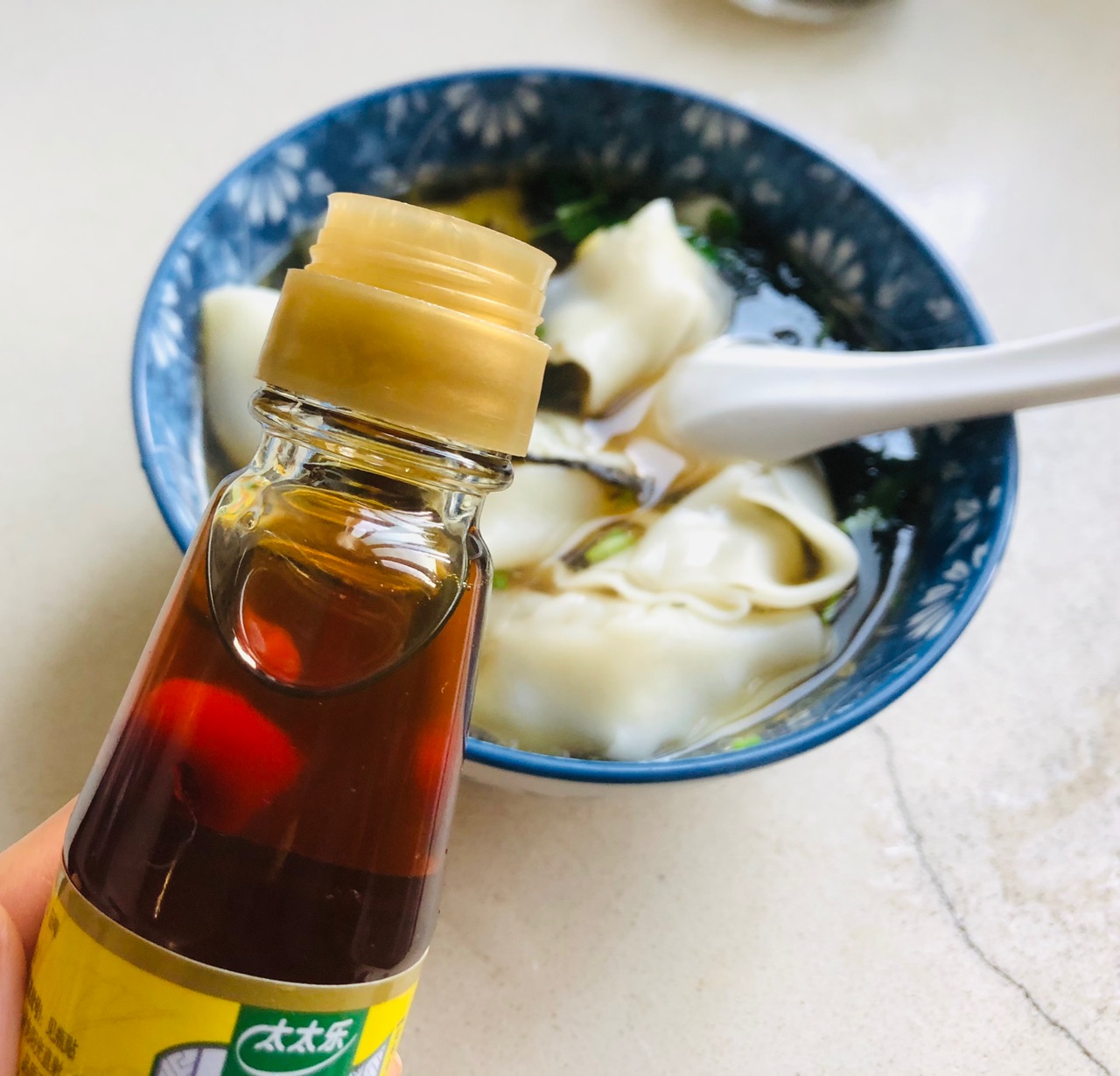 鲜掉眉毛的鸡汤汁馄饨