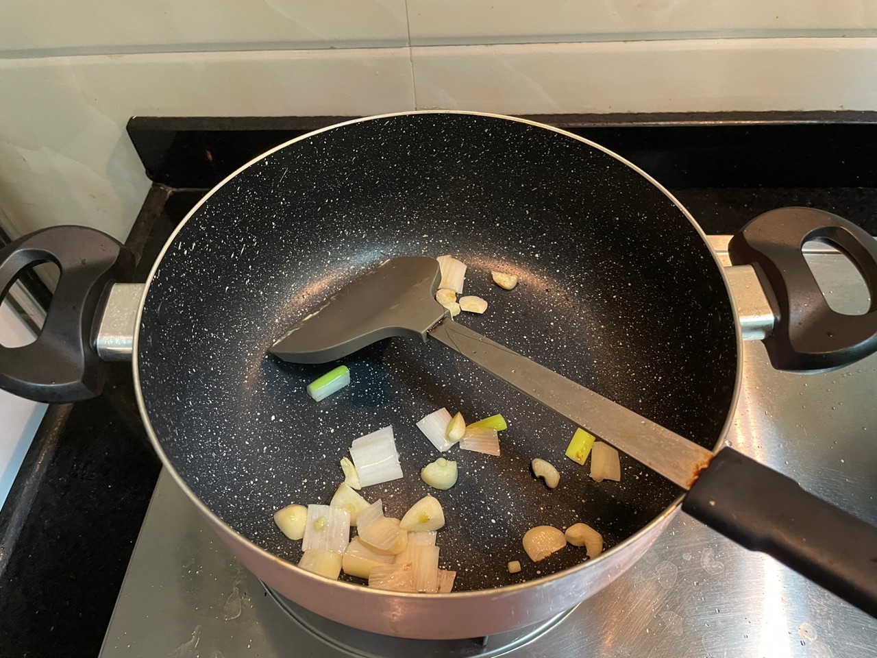鲜掉眉毛的鲜菇豆腐煲