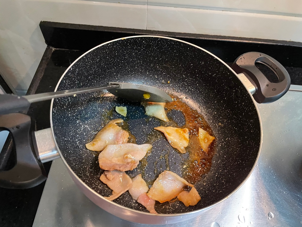 鲜掉眉毛的鲜菇豆腐煲
