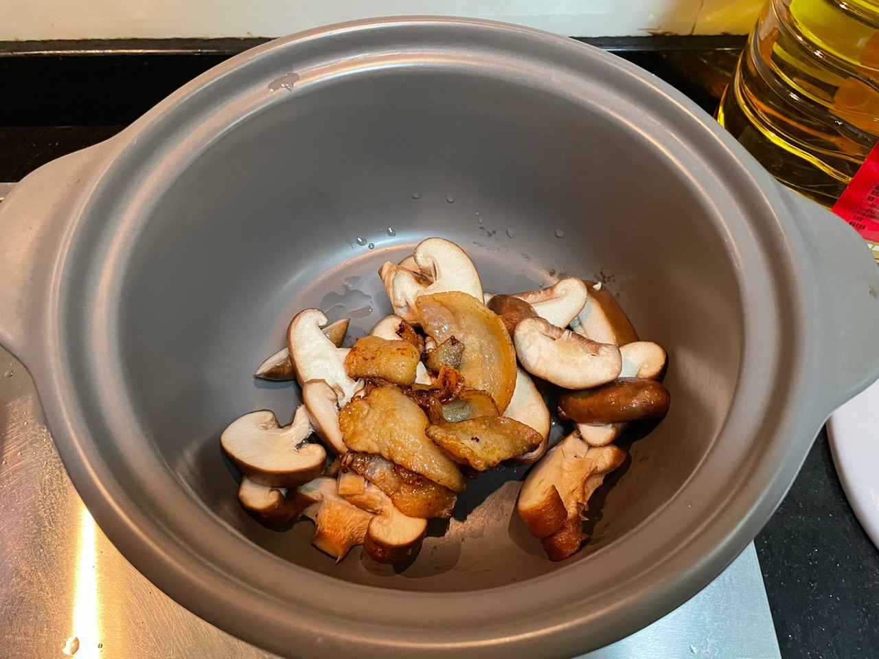 鲜掉眉毛的鲜菇豆腐煲