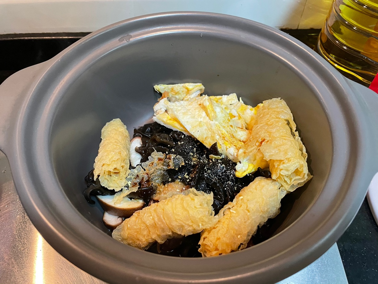 鲜掉眉毛的鲜菇豆腐煲
