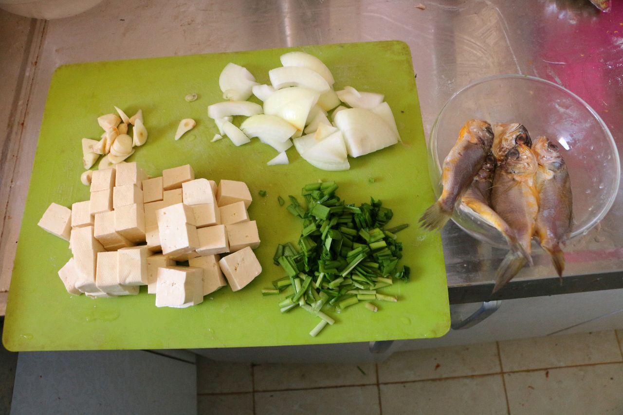 鲜掉眉毛的香煎黄鱼炖豆腐