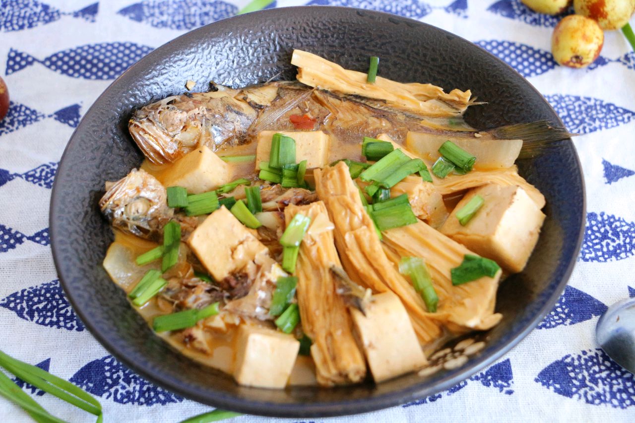 鲜掉眉毛的香煎黄鱼炖豆腐