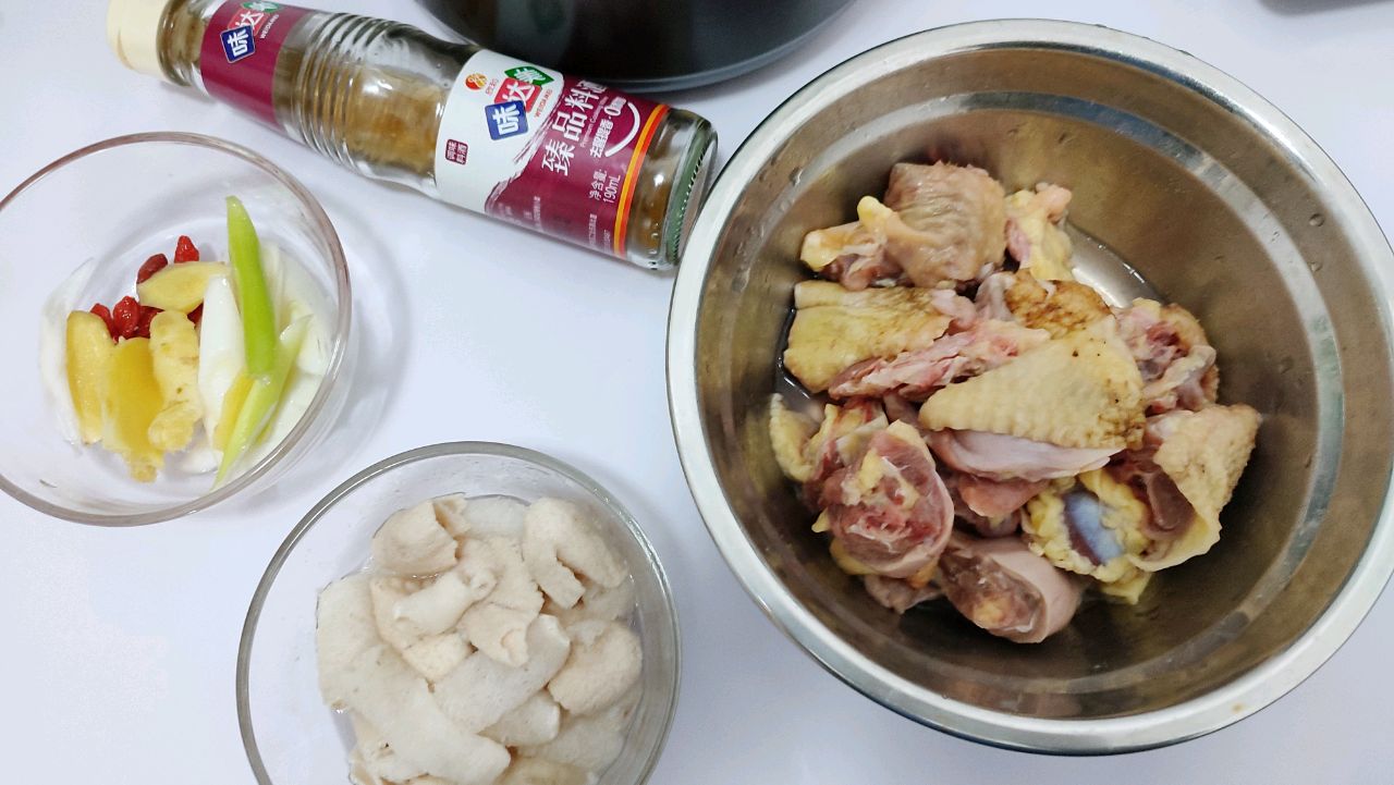 鲜掉眉毛的竹荪炖鸡