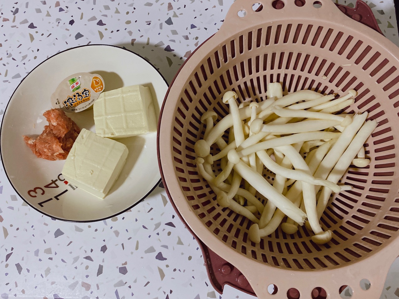鲜菇豆腐瘦肉汤