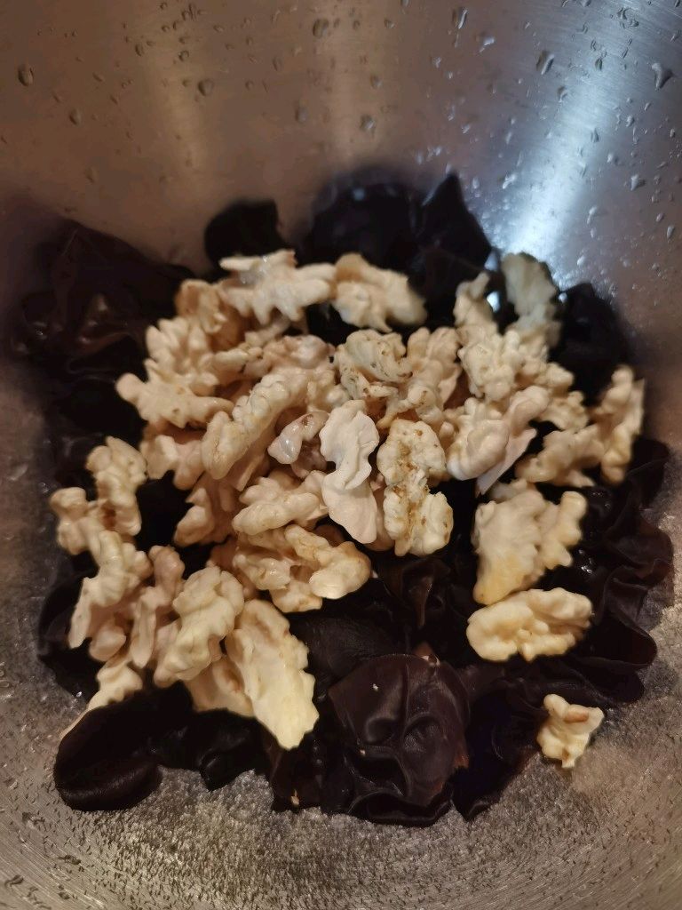 鲜核桃拌黑木耳