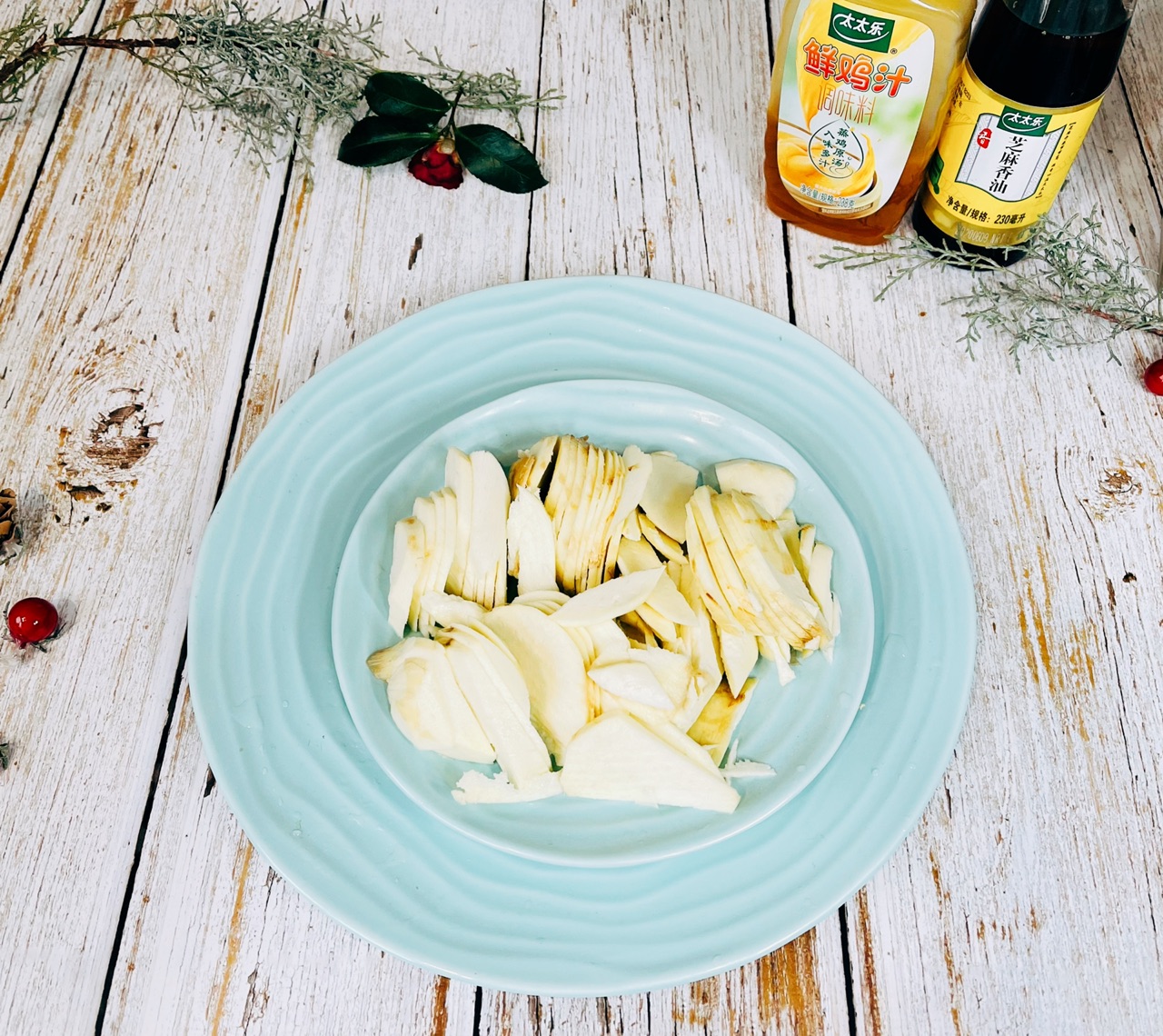 鲜鸡汁茨菇木耳豆腐汤