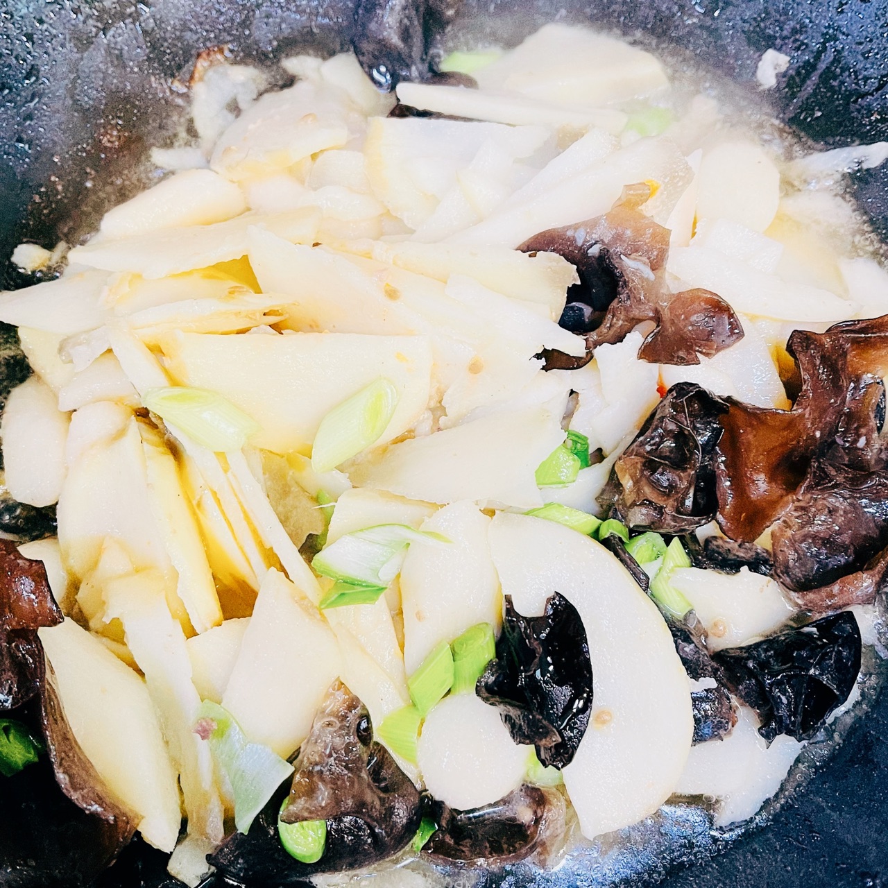 鲜鸡汁茨菇木耳豆腐汤