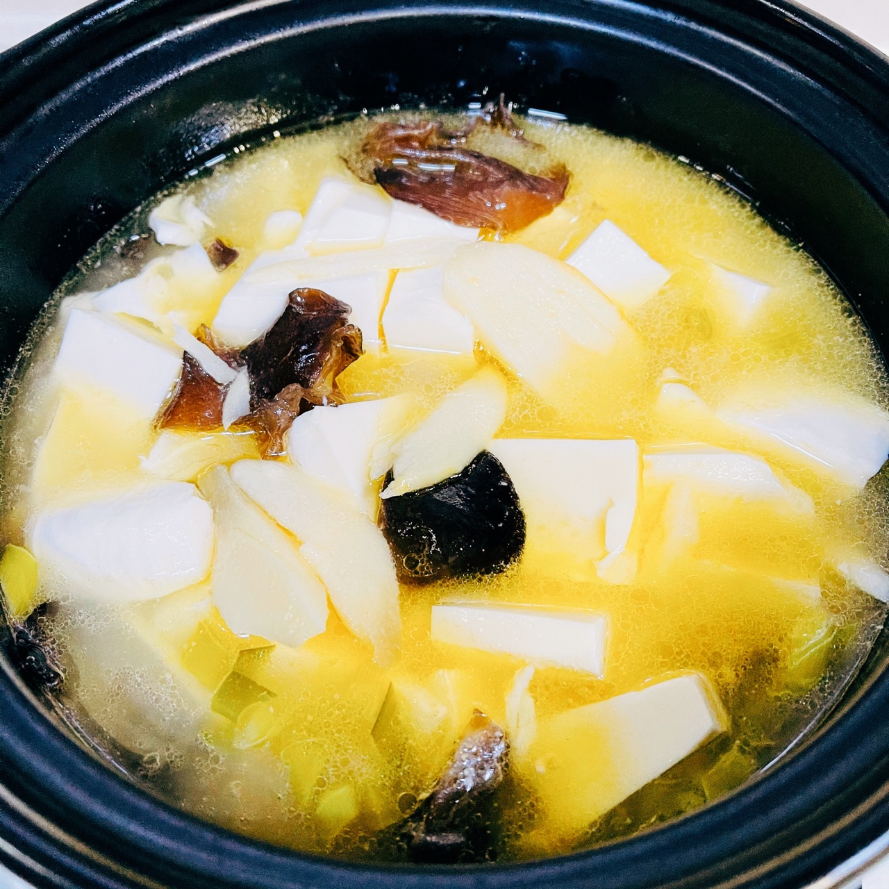 鲜鸡汁茨菇木耳豆腐汤