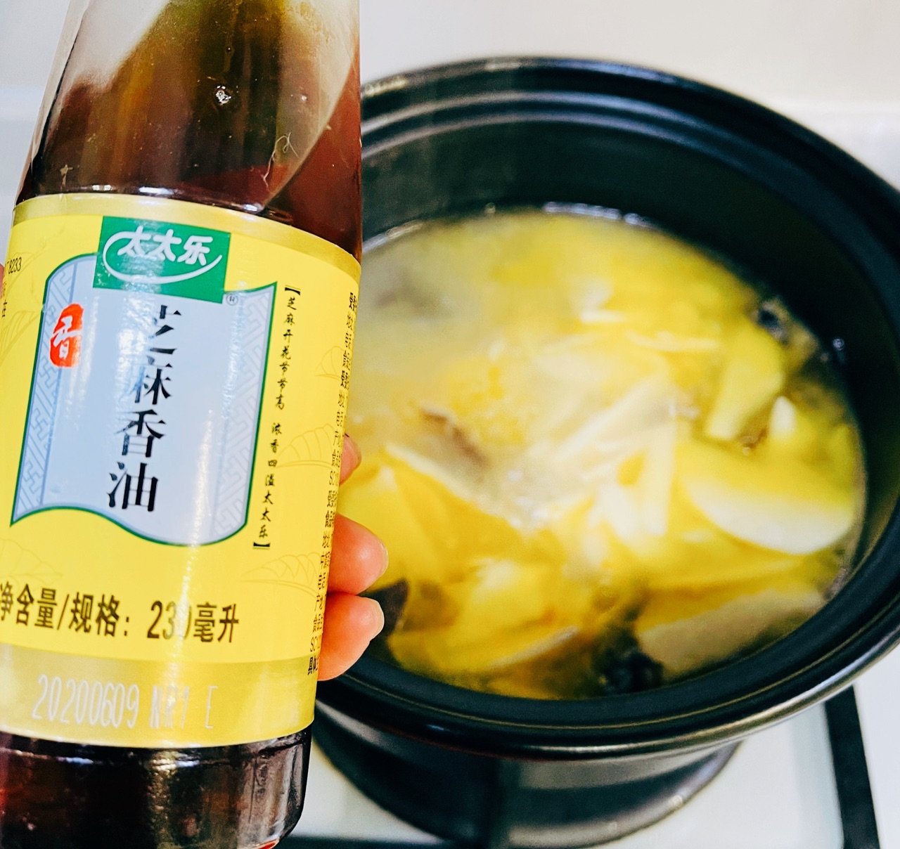 鲜鸡汁茨菇木耳豆腐汤