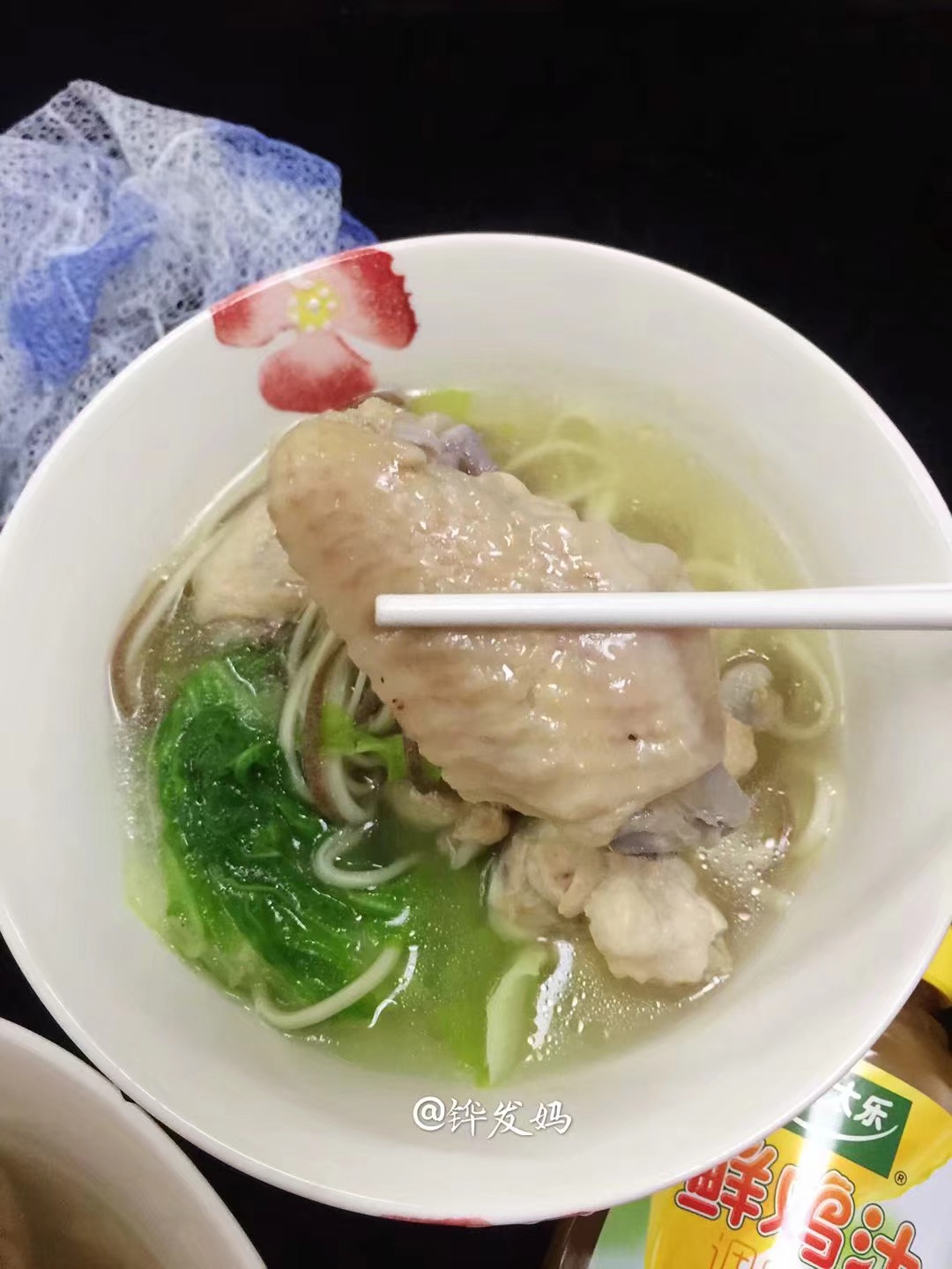 鲜鸡汁鸡翅白菜面条汤
