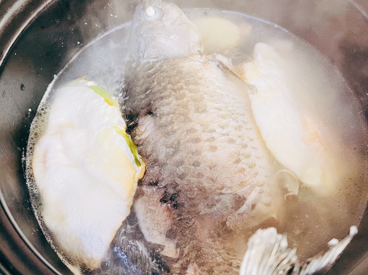 鲜鸡汁双蛋罗卜鱼汤