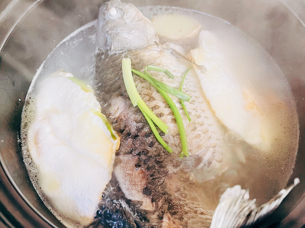 鲜鸡汁双蛋罗卜鱼汤