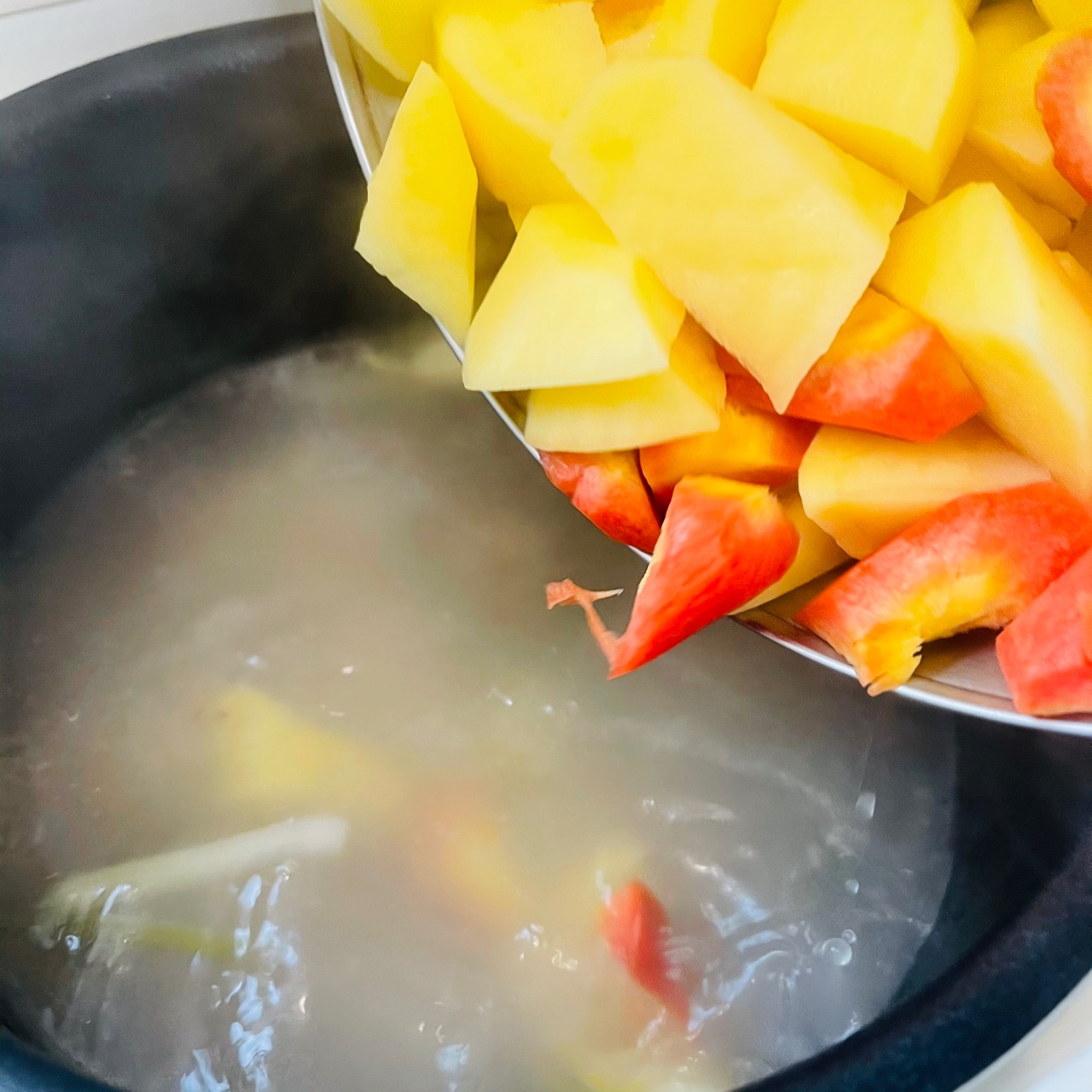 鲜鸡汁土豆蕃茄排骨汤