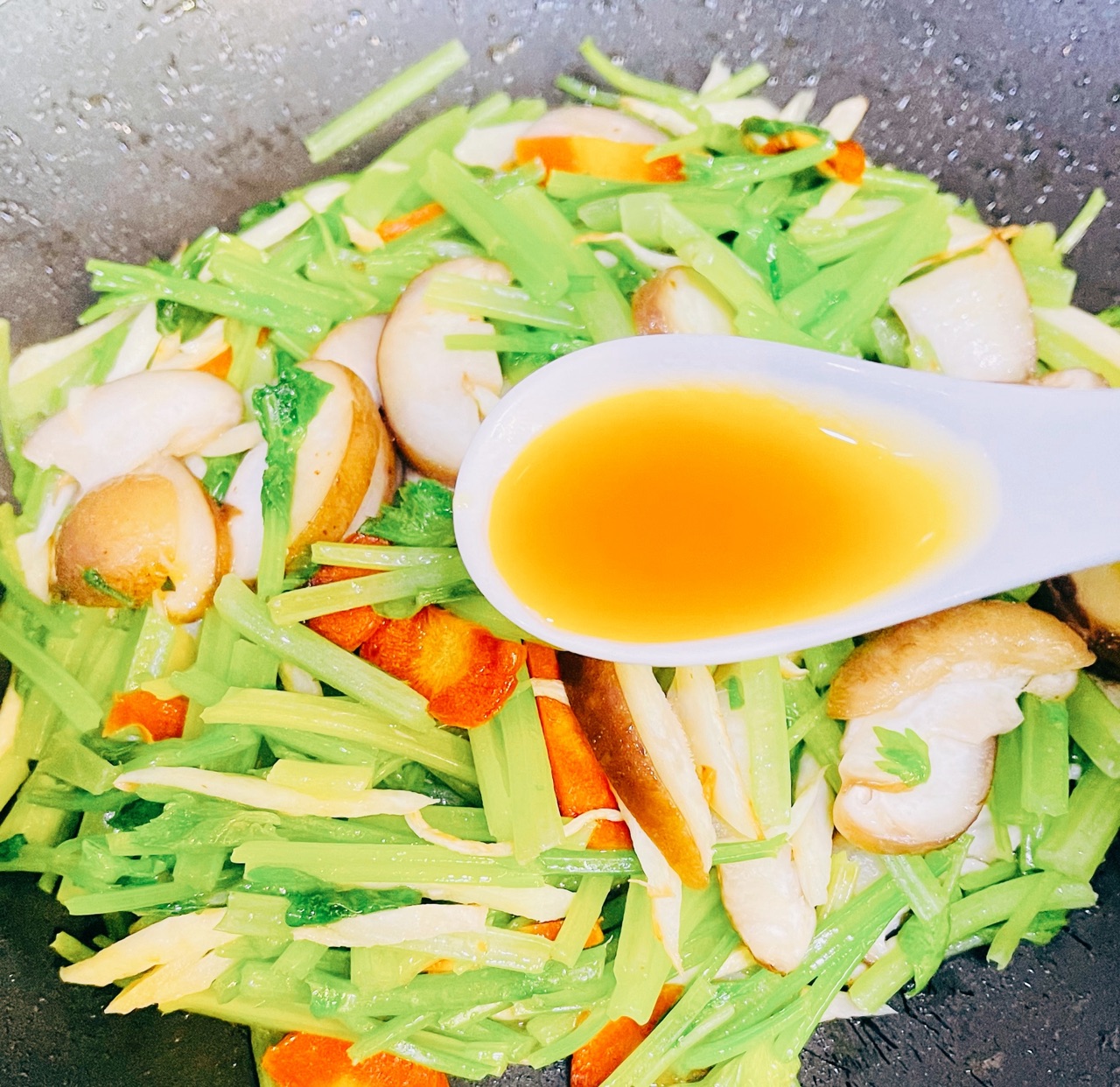 鲜鸡汁小炒香芹