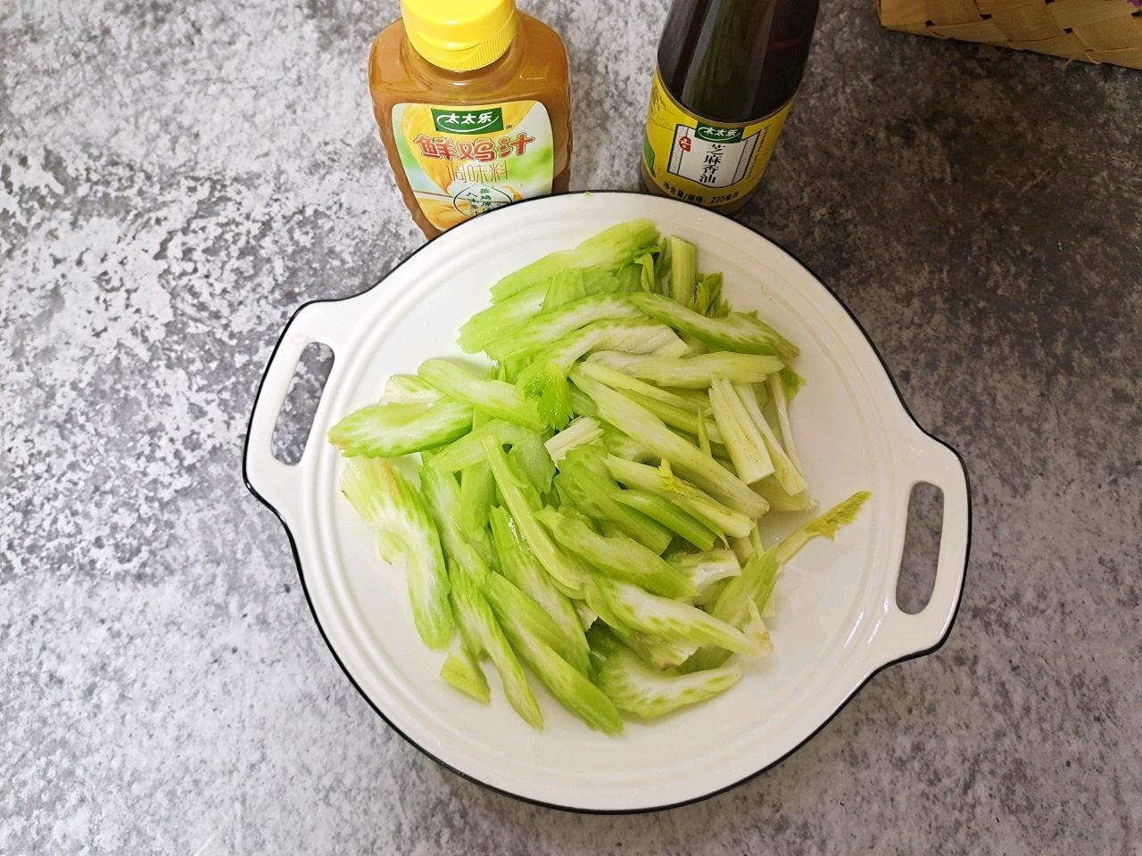 鲜辣下饭～西芹炒腊肠