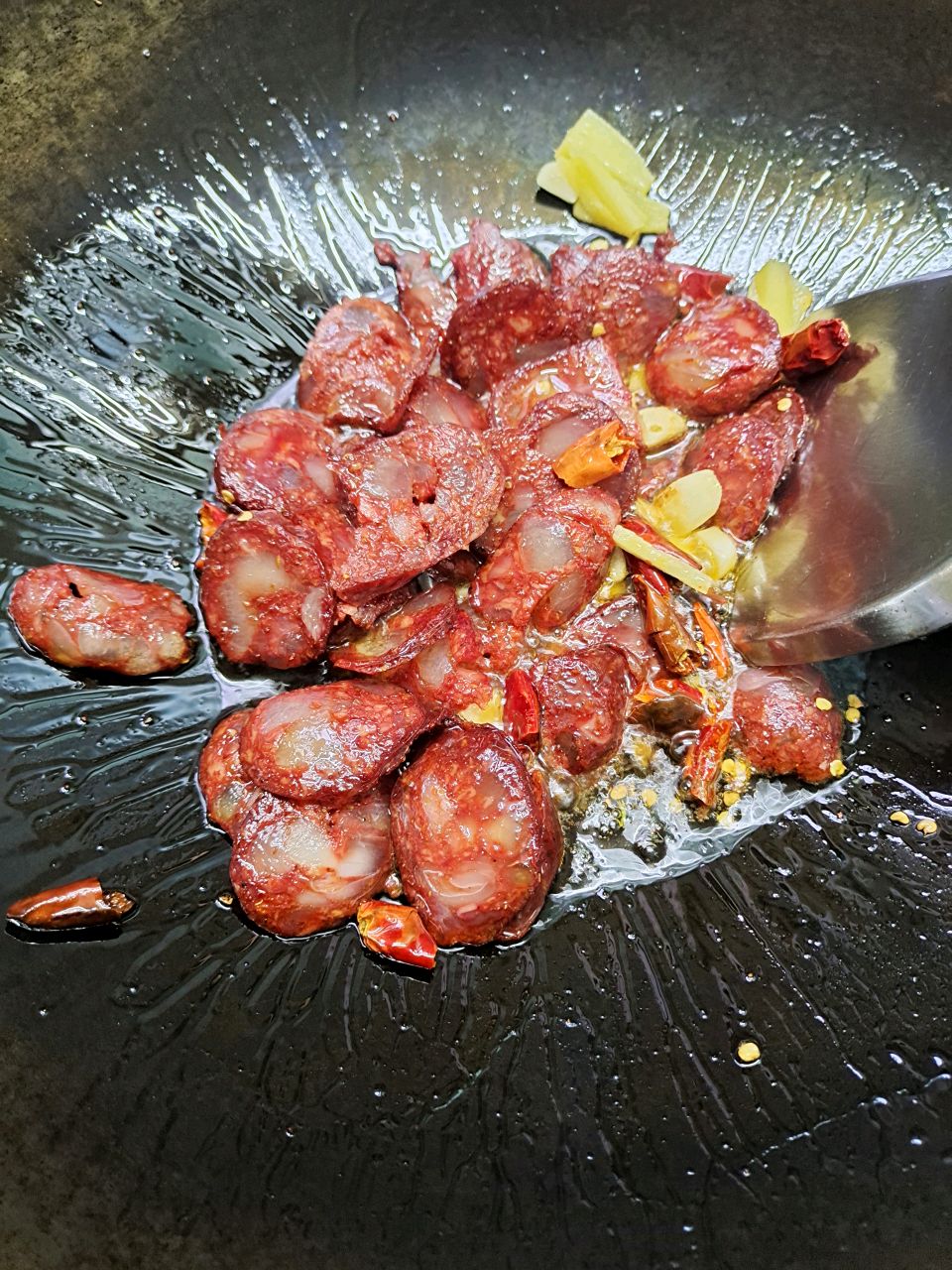鲜辣下饭～西芹炒腊肠