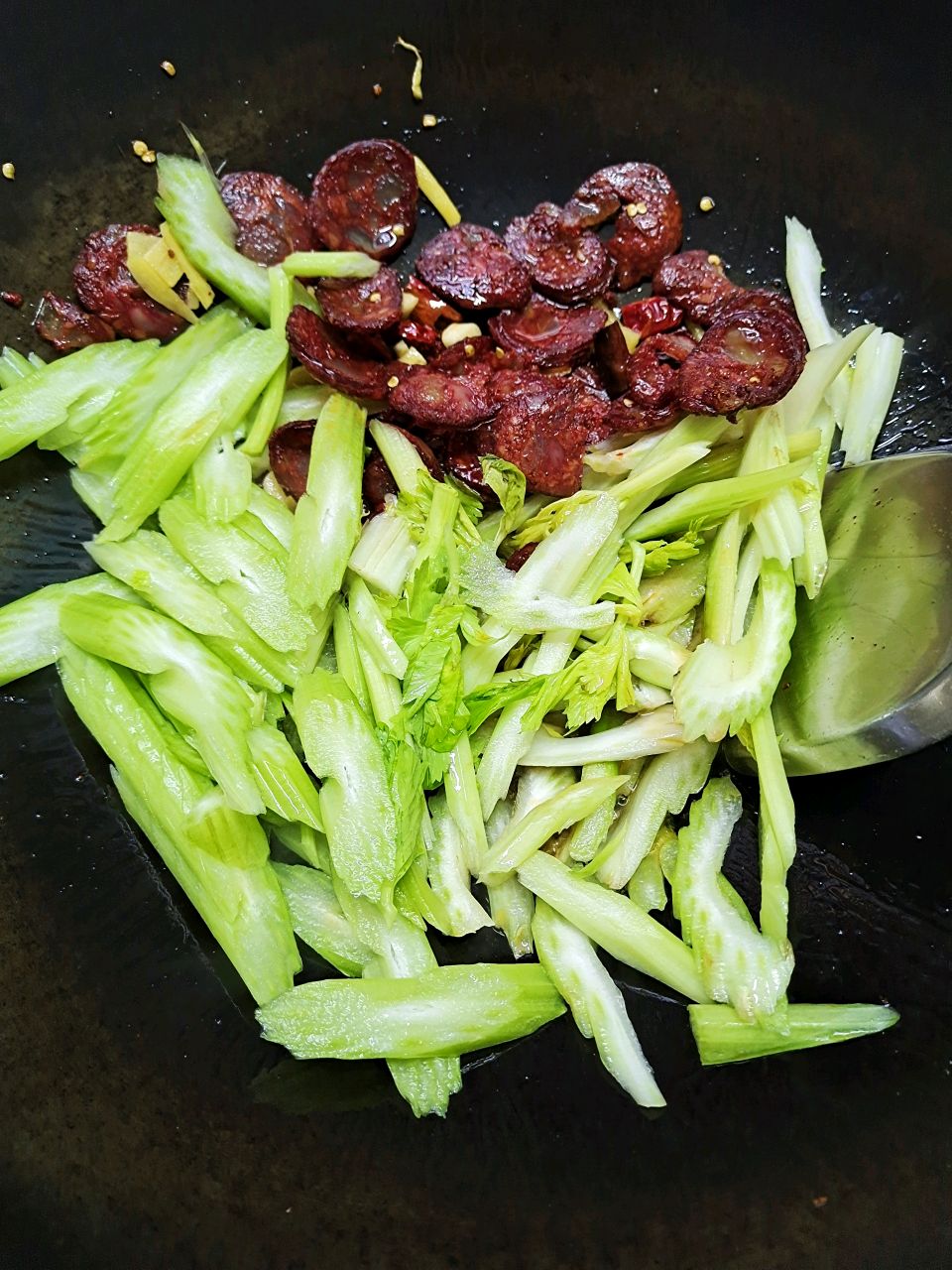 鲜辣下饭～西芹炒腊肠