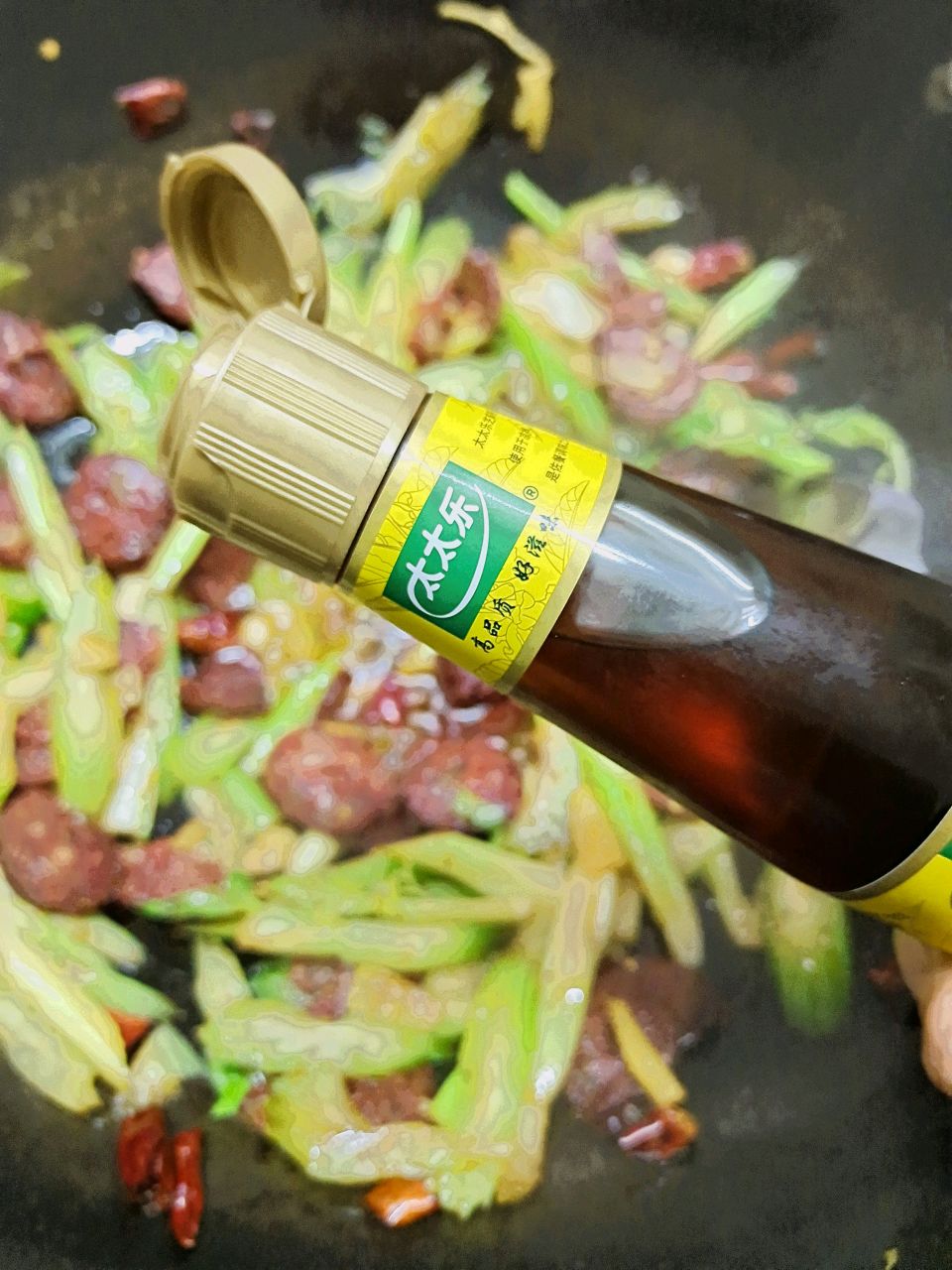 鲜辣下饭～西芹炒腊肠