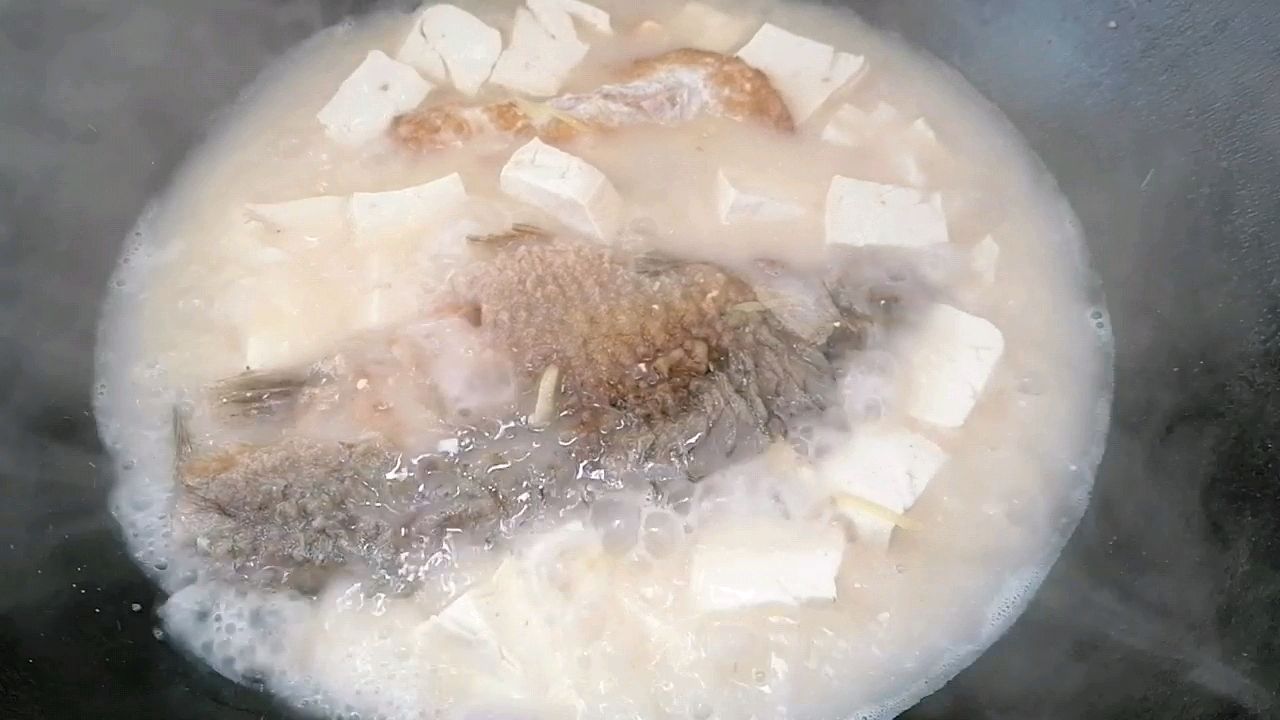鲜美可口鲫鱼豆腐汤