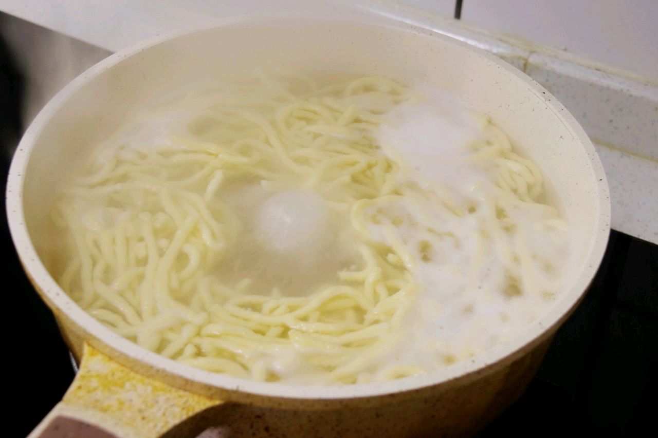 鲜美无比的牛肉浓汤鸡蛋面