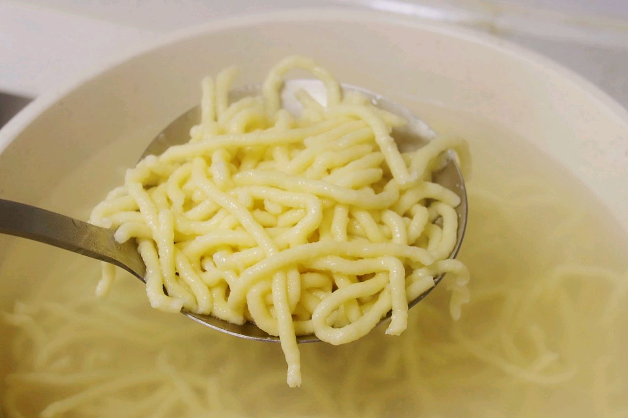鲜美无比的牛肉浓汤鸡蛋面