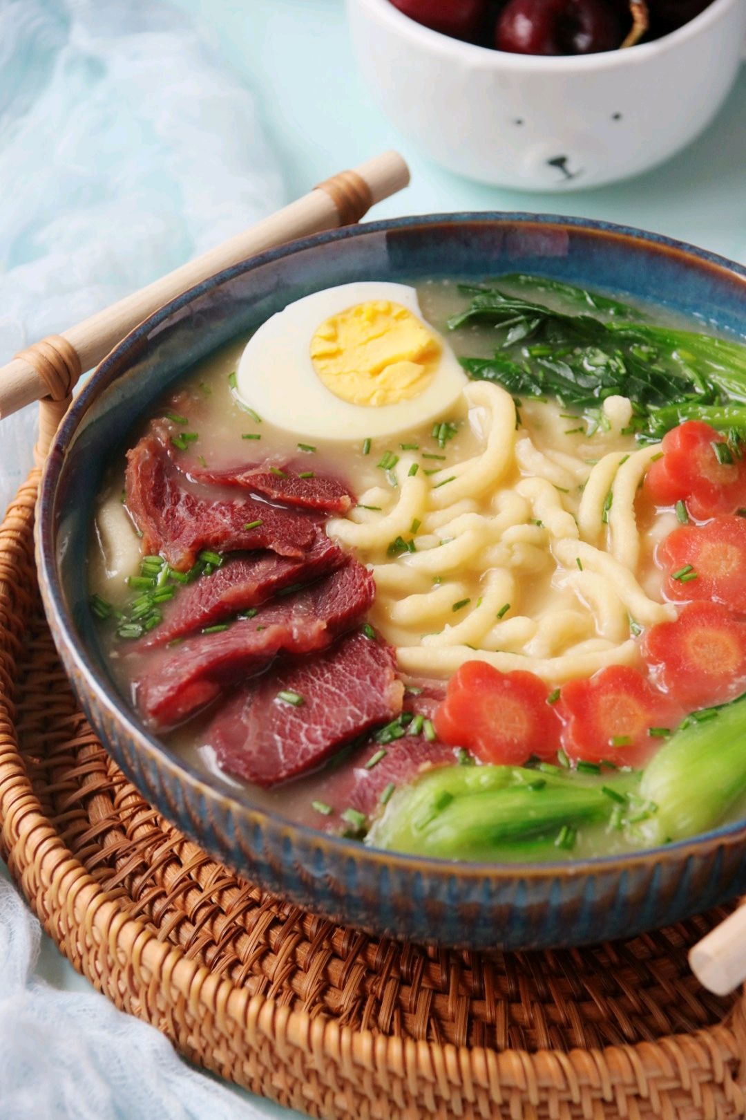 鲜美无比的牛肉浓汤鸡蛋面