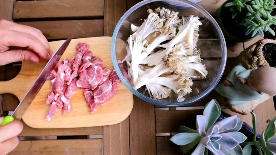 鲜美舞茸菌肉片生滚汤