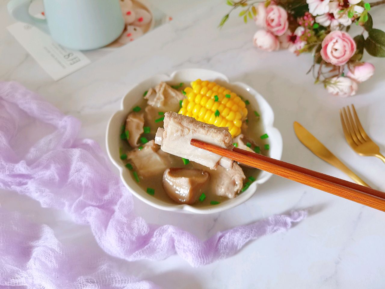 鲜美又馋人的香菇玉米排骨汤