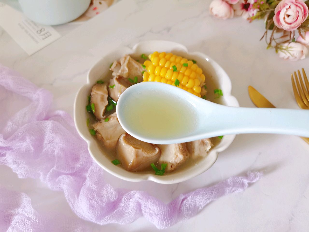 鲜美又馋人的香菇玉米排骨汤