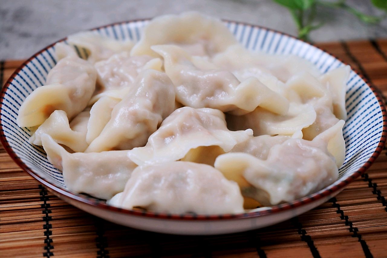 鲜嫩的胡萝卜羊肉馅饺子