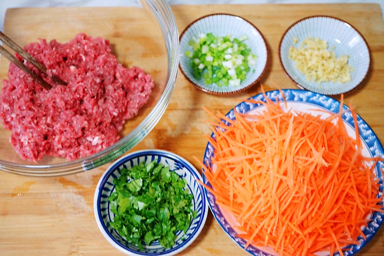 鲜嫩的胡萝卜羊肉馅饺子