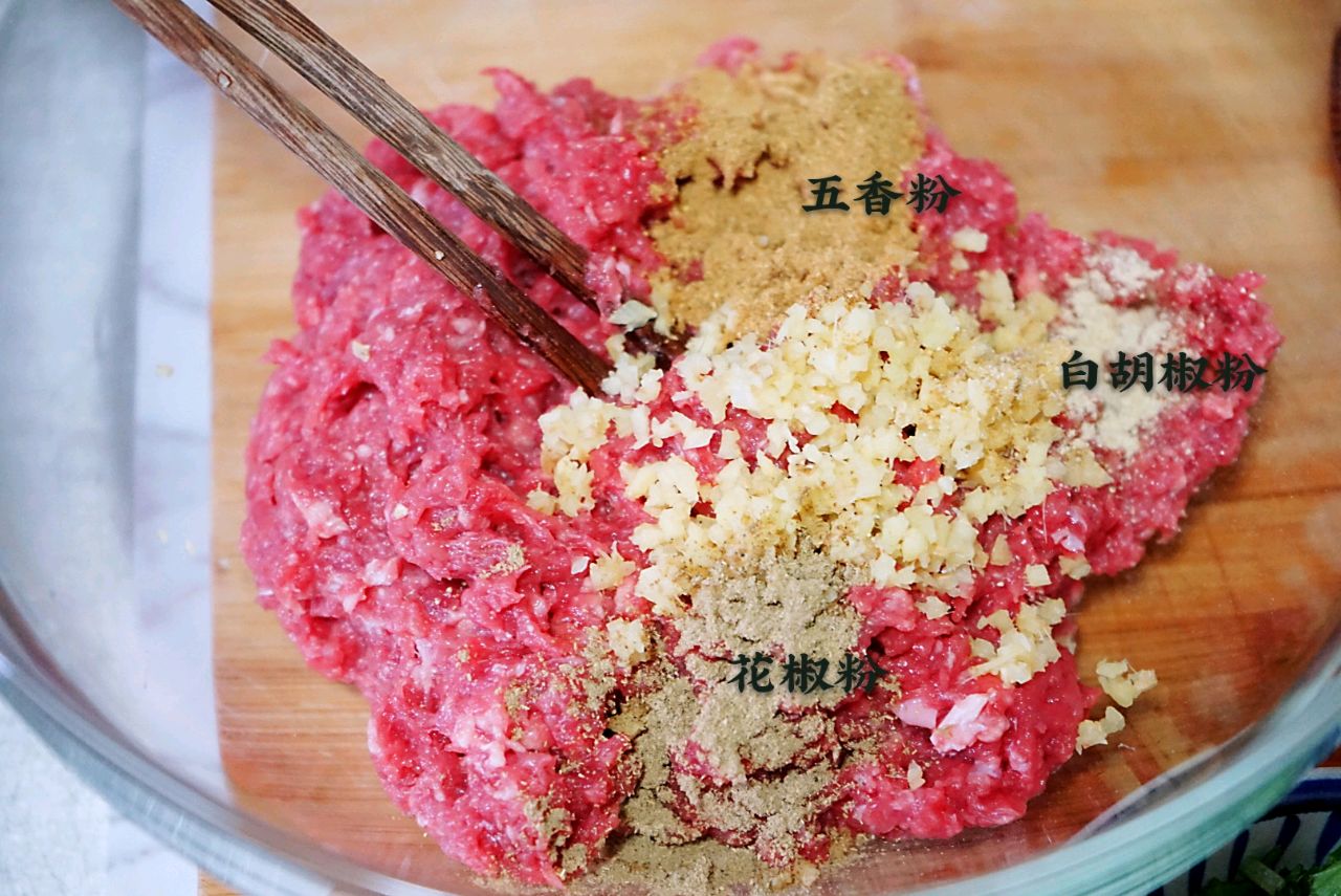 鲜嫩的胡萝卜羊肉馅饺子
