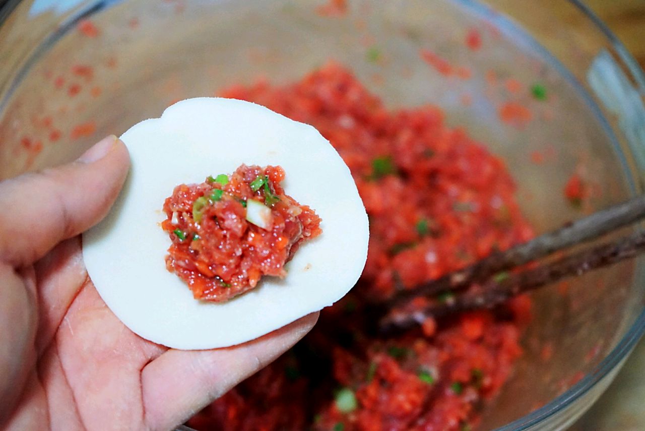 鲜嫩的胡萝卜羊肉馅饺子