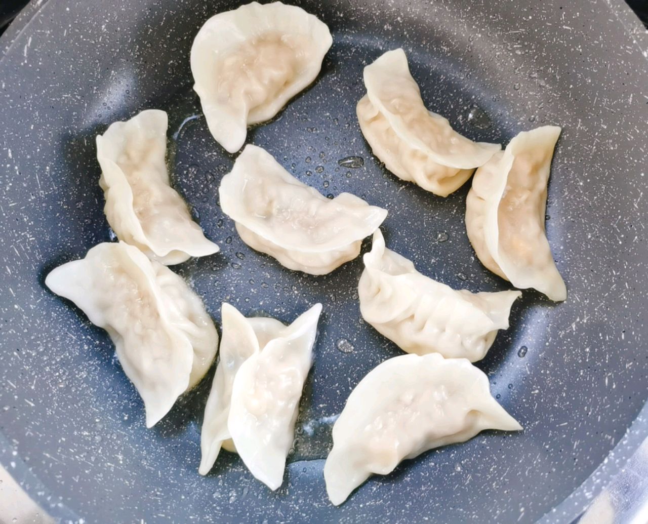 鲜嫩多汁！可煎可蒸马蹄猪肉煎饺