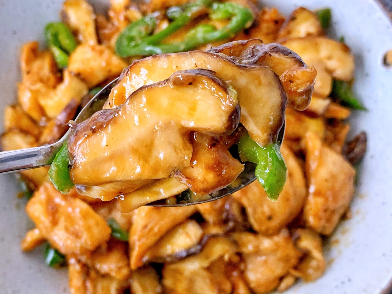 鲜嫩可口香菇滑炒鸡肉