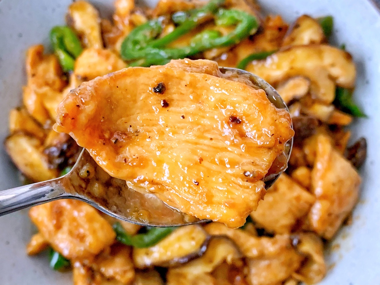 鲜嫩可口香菇滑炒鸡肉