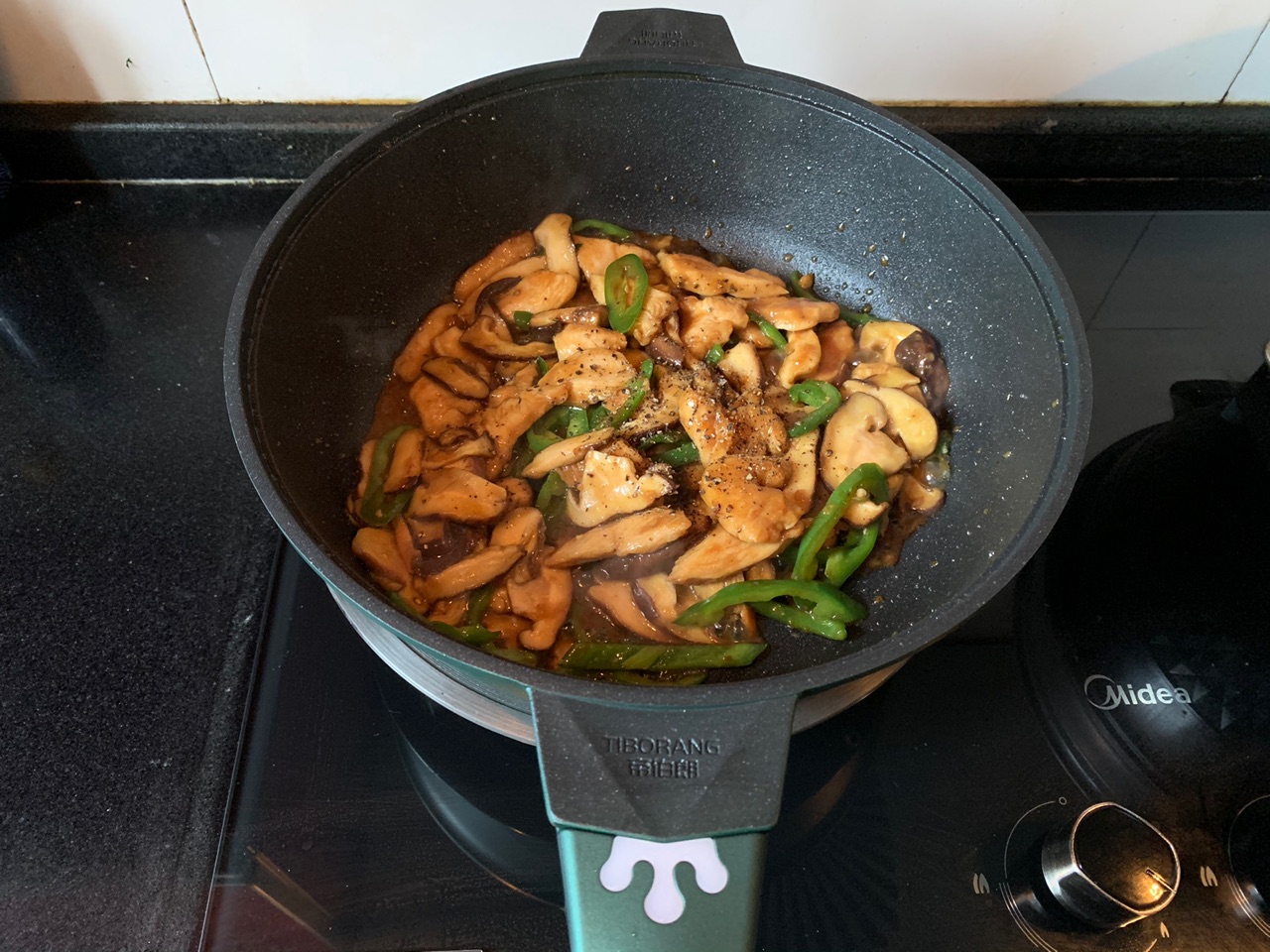 鲜嫩可口香菇滑炒鸡肉