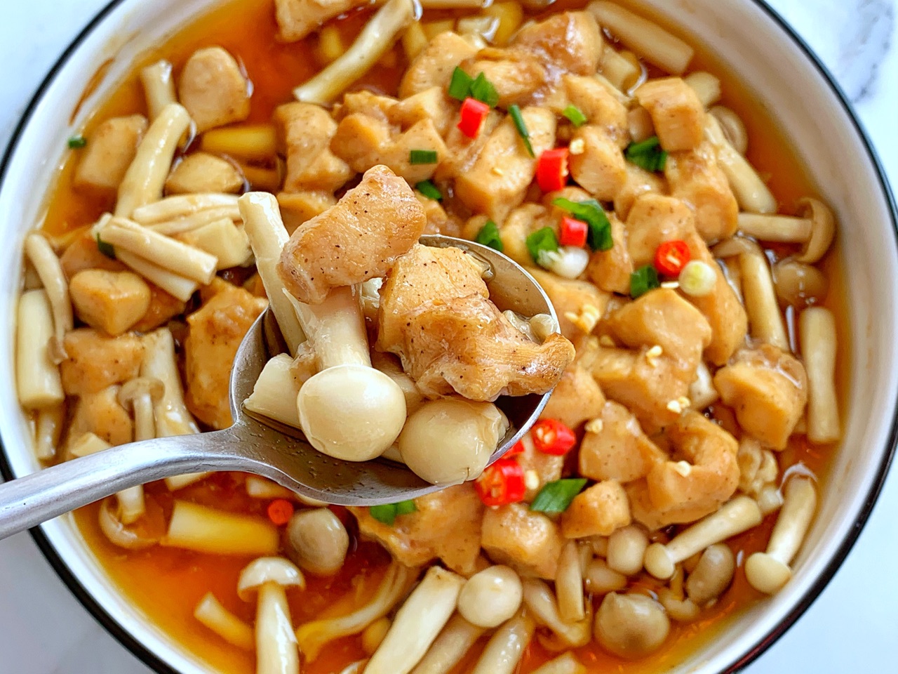 鲜嫩美味滑嫩双菇蒸鸡