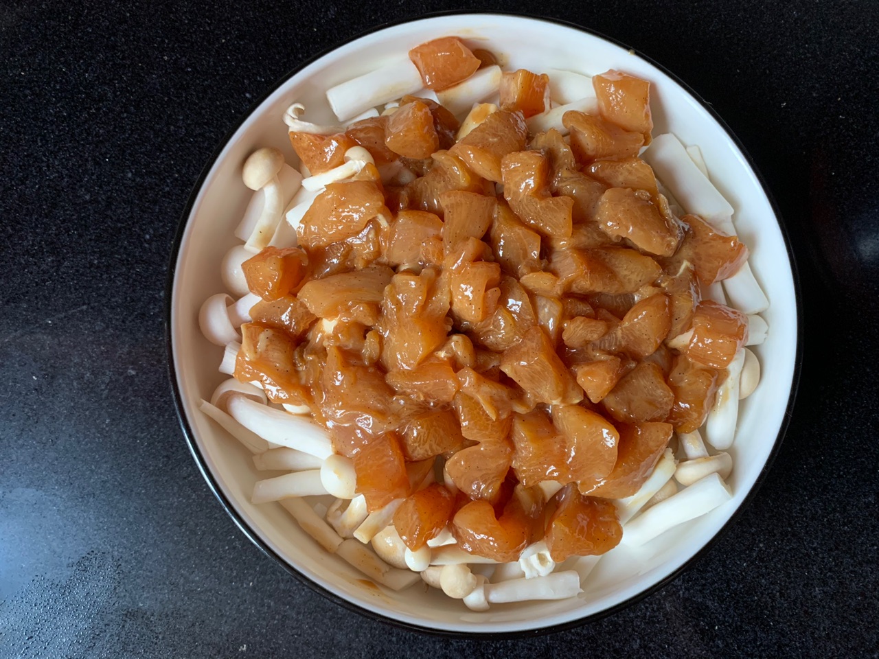 鲜嫩美味滑嫩双菇蒸鸡