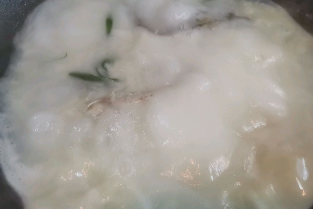 鲜肉丸子豆腐鲫鱼汤