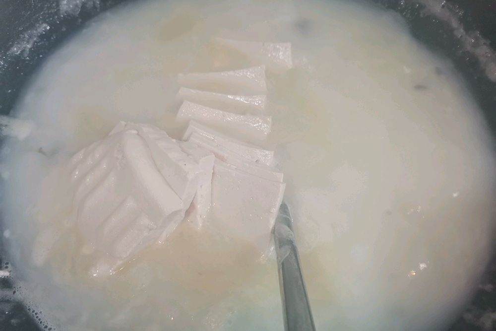 鲜肉丸子豆腐鲫鱼汤