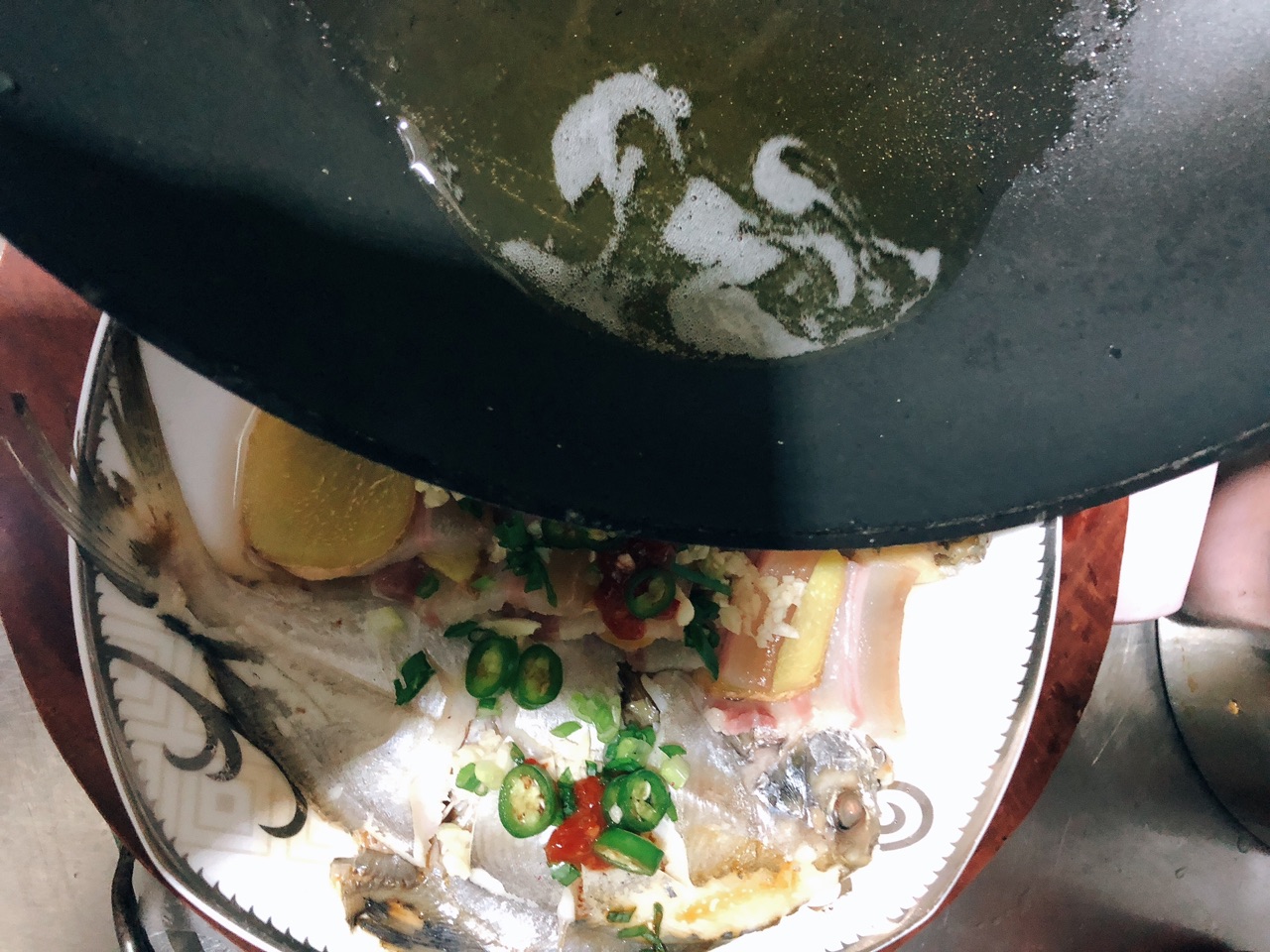 咸肉蒸鲳鱼